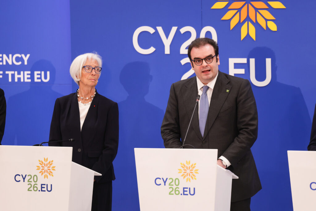 Συνεδρίαση του Eurogroup, στην Λευκωσία, Παρασκευή 22 Μαΐου 2026. Κεντρικό θέμα της ατζέντας του Eurogroup η προσιτή στέγαση, έπειτα από πρωτοβουλία του Κυριάκου Πιερρακάκη να αναδειχθεί το στεγαστικό ζήτημα ως μία από τις κορυφαίες ευρωπαϊκές κοινωνικές και οικονομικές προκλήσεις. Συζητήθηκαν επίσης οι μακροοικονομικές εξελίξεις στην ευρωζώνη, με βάση τις εαρινές προβλέψεις της Ευρωπαϊκής Επιτροπής, καθώς και οι εξελίξεις στις διεθνείς αγορές ενέργειας υπό το βάρος της παρατεταμένης κρίσης στη Μέση Ανατολή. Ιδιαίτερη έμφαση δόθηκε στις επιπτώσεις των ενεργειακών πιέσεων στην ευρωπαϊκή οικονομία και στον πληθωρισμό.