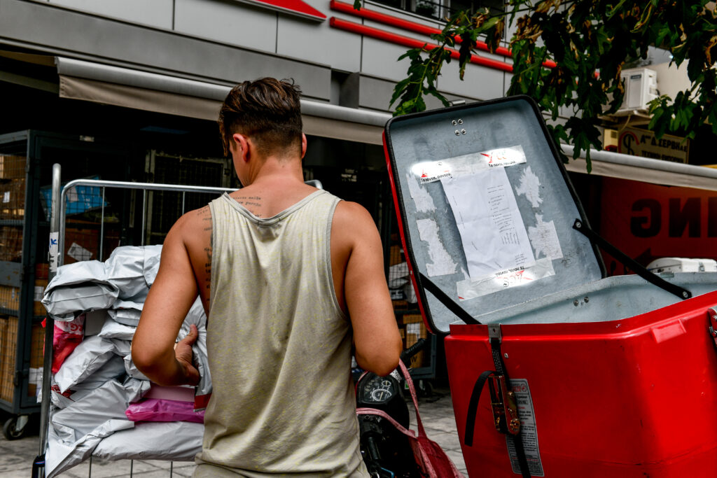 Αντικαταβολή με μετρητά: Τι αλλάζει στις αγορές μέσω courier – Το όριο των 500 ευρώ