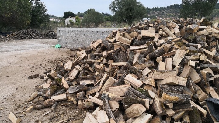 Καυσόξυλα: Στροφή των νοικοκυριών στη θέρμανση – Οι τιμές και ο φόβος για ελλείψεις
