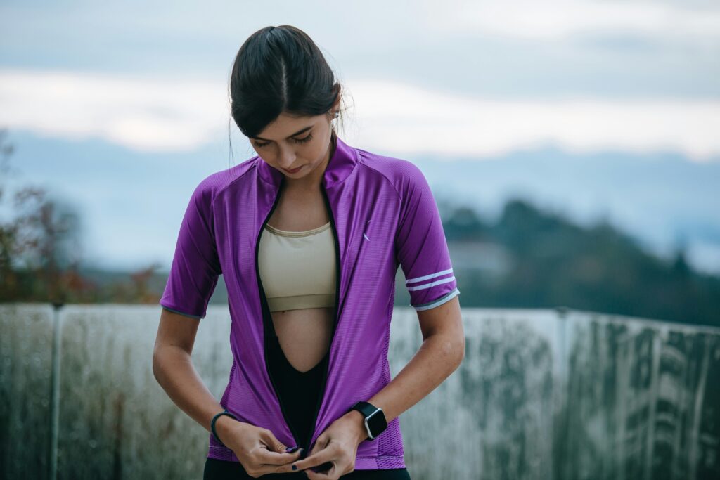 Η κυριαρχία του “athleisure”: Οι Έλληνες ντύνονται καθημερινά με αθλητικά ρούχα και ο τζίρος της αγοράς κάνει ρεκόρ