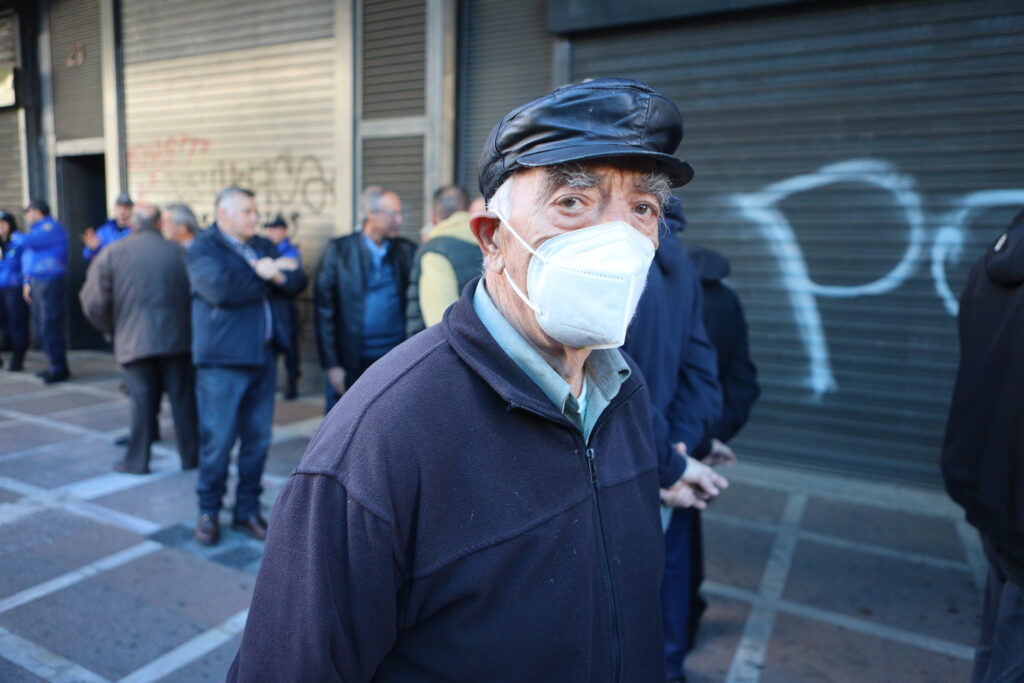 Συντάξεις Νοεμβρίου: Μπαίνουν σε λίγη ώρα τα λεφτά στους συνταξιούχους – Ποιοι εισπράττουν πρώτοι